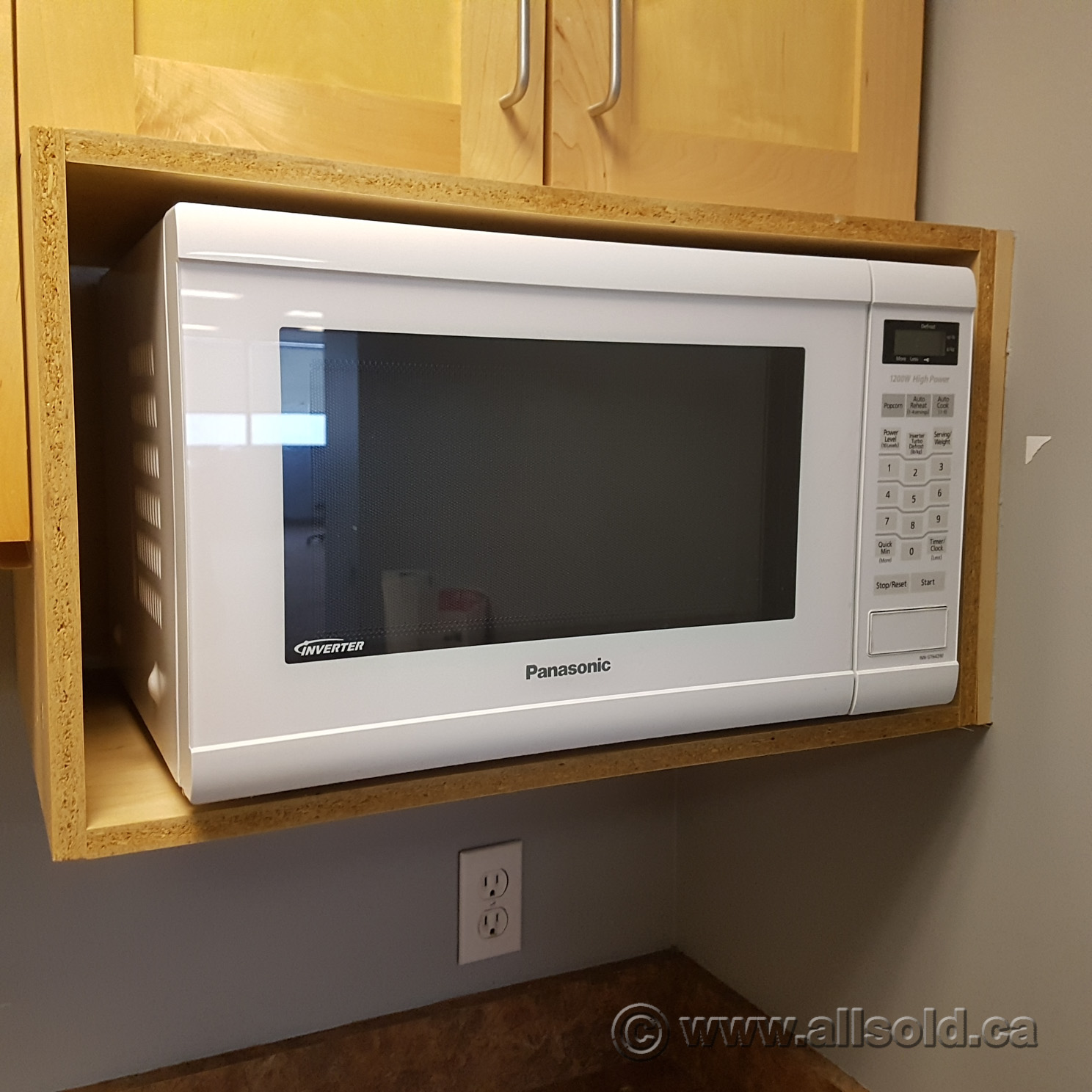 Panasonic White 1.2 cu ft 1200W Inverter Microwave Oven NNST642
